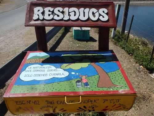 Residous (Rubbish): The trash container is painted by school children.